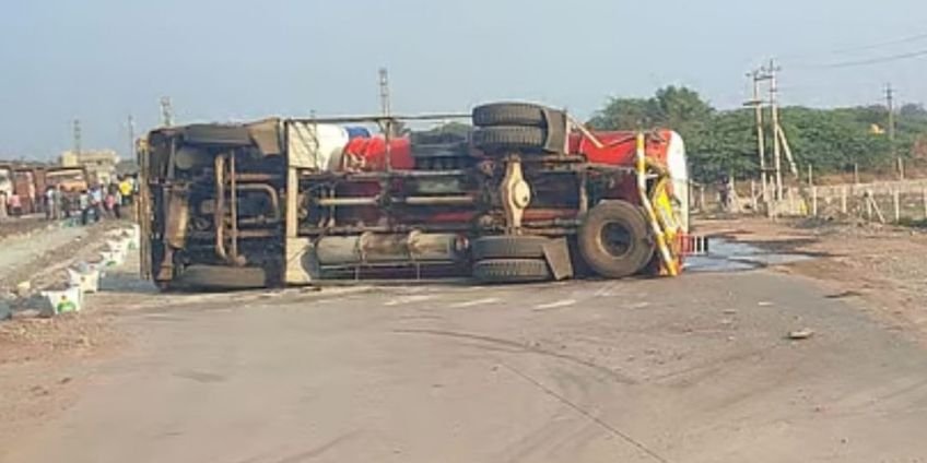 Mining lorry hits petrol tanker on Hospet–Ballari highway; disaster averted
